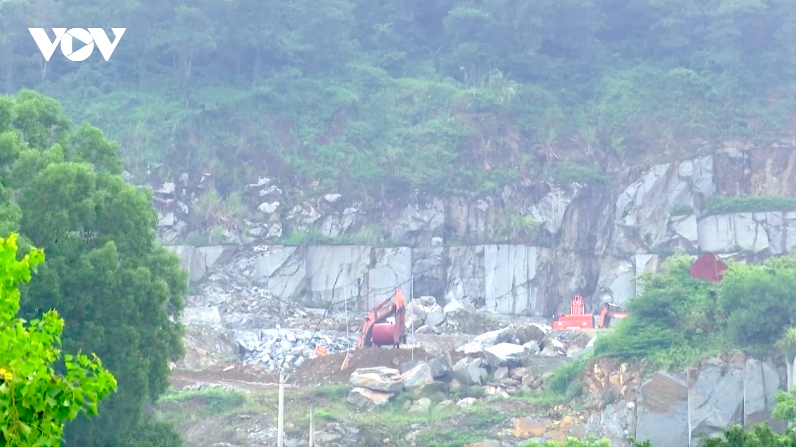 Mỏ đá ở Thanh Hóa bị tạm dừng khai thác nhưng vẫn ngang nhiên hoạt động
